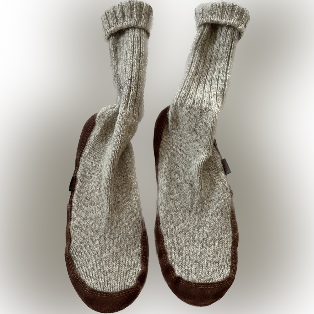 Acorn slipper socks never worn